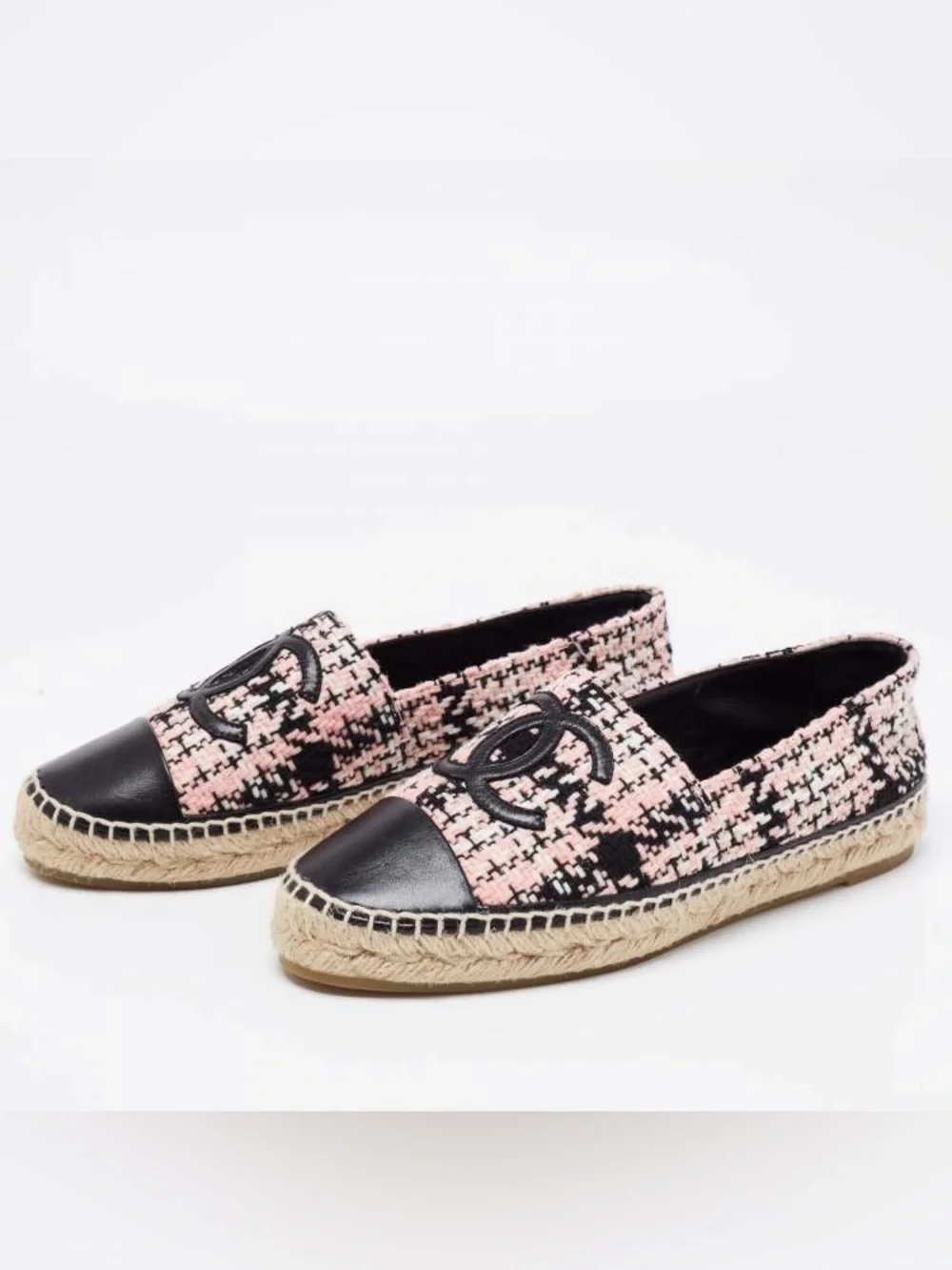 $780 Chanel
Chanel Black/Pink Tweed And Leather CC Cap
Toe Flats size 35 - Picture 4 of 11
